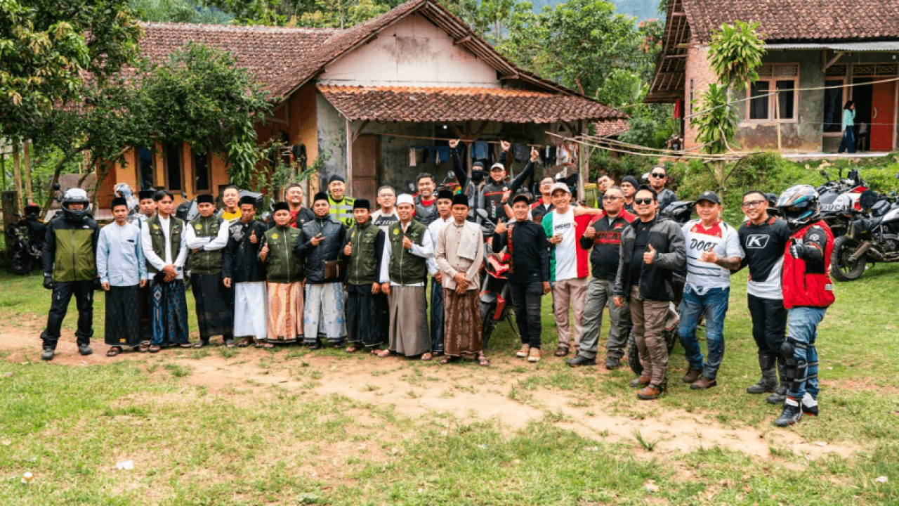 Nggak Cuma Riding, Komunitas Ducati Ini Bantu Renovasi Pesantren di Sukabumi