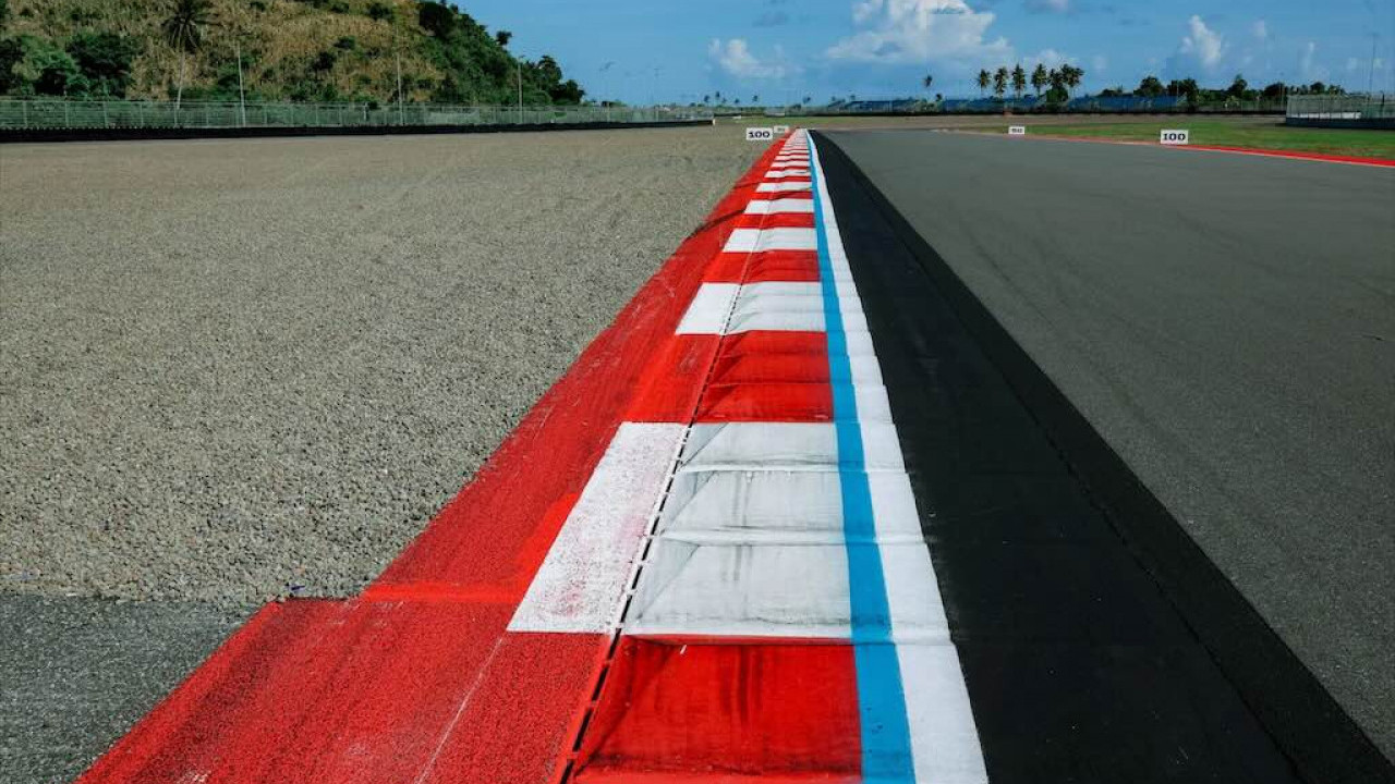 Bukan Sekadar Ornamen Sirkuit Balap, Ini Fungsi Garis Warna Warni yang Bernama Kerb