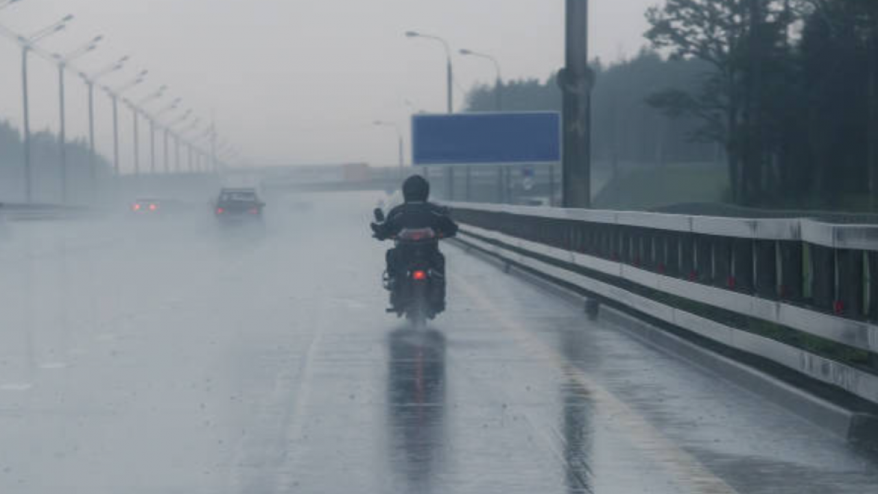 Usai Terobos Hujan Deras, Jangan Lupa Cek 5 Komponen Ini Biar Motor Nggak Rewel!