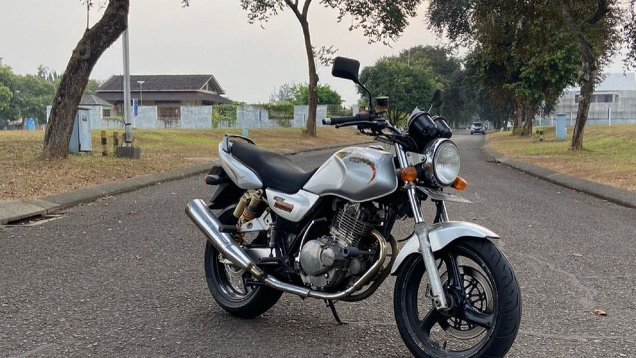 Suzuki Thunder 250: Motor Naked Legendaris 2 Silinder, Tenaga Besar dan Masih Diburu Hingga Sekarang