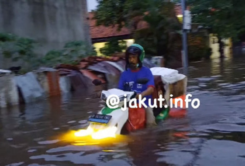 Goks! Driver Ojol Terobos Banjir Naik Motor Listrik, Kok Nggak Konslet Ya?