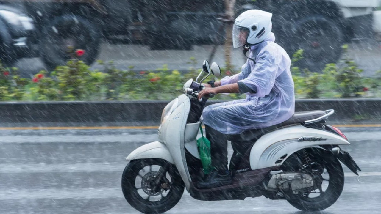 Jangan Langsung Panik Kalau Motor Brebet Habis Kena Hujan, Cek Part Kecil Ini!