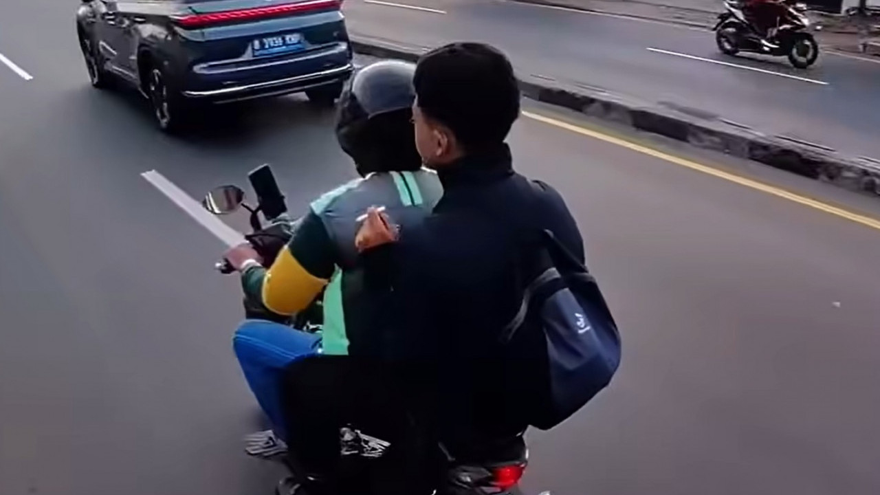 Apakah Penumpang Motor yang Merokok Dikenai Sanksi Sama dengan Pengendara?