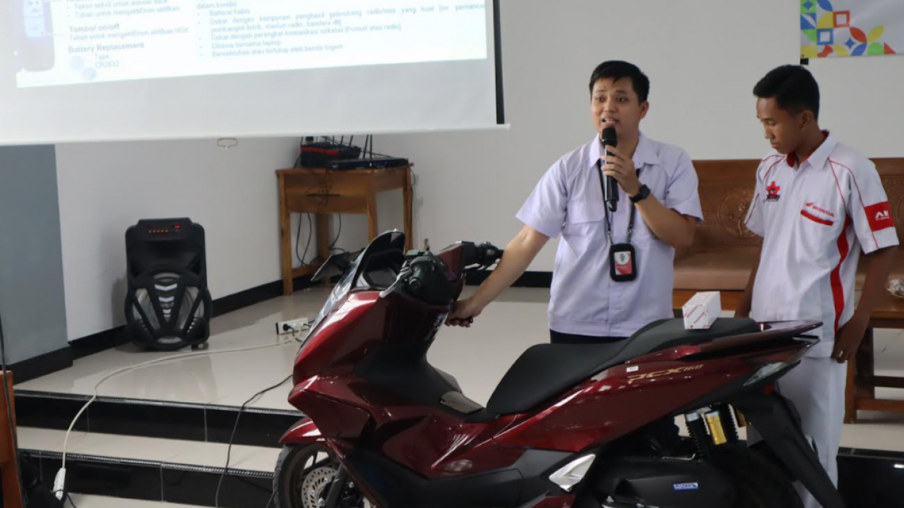 Astra Honda Berbagi Ilmu: Siswa SMKN 5 Tangerang Belajar Langsung Teknologi Honda PCX 160 RoadSync