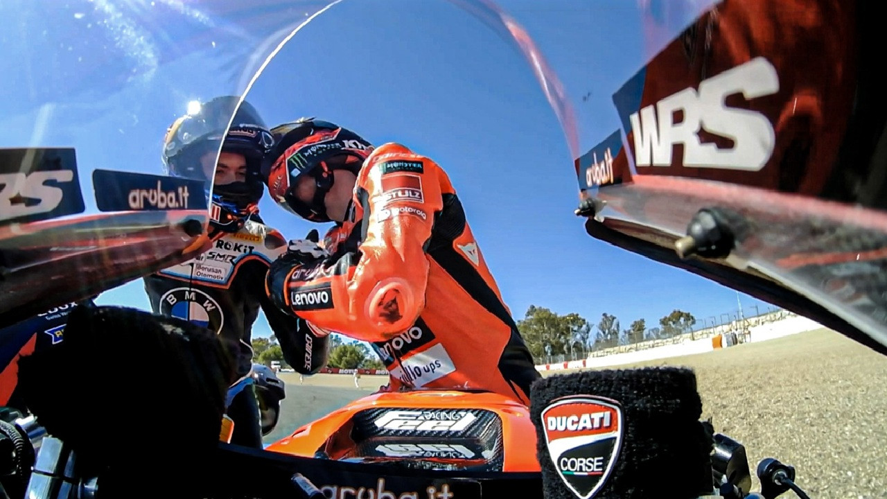 WorldSBK 2025 Ditutup dengan Drama, Nicolo Bulega Akui Tabrakan dengan Toprak Razgatlioglu Tak Disengaja