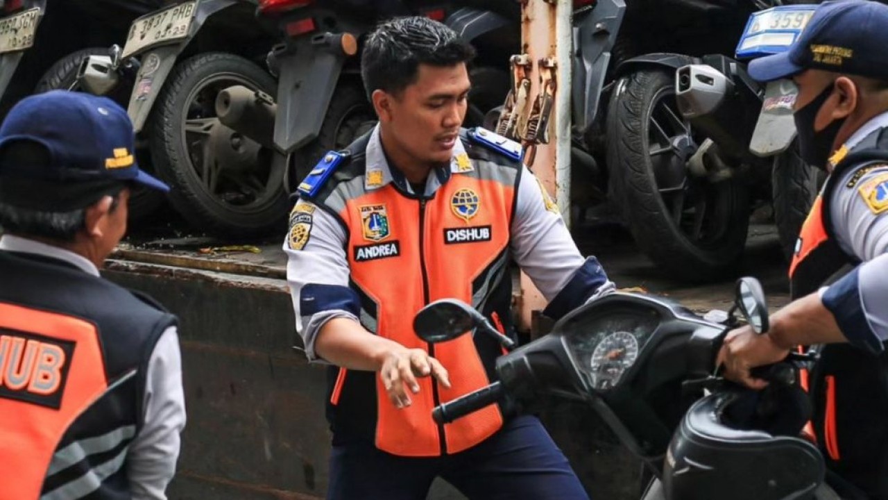 PERANG CYBER DIMULAI! CCTV Auto-Zoom Mata-Mata Parkir Liar di Tanah Abang! Jukir Liar Auto-K.O, Kemacetan Turun Drastis!