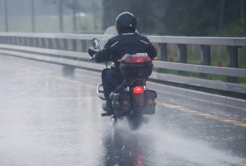 Ini Trik Riding Aman di Jalan Licin