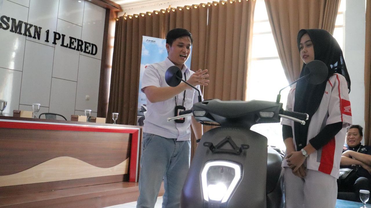 Siswa SMK Binaan AHM dapat Edukasi Teknologi Motor Listrik Honda EM1 e: