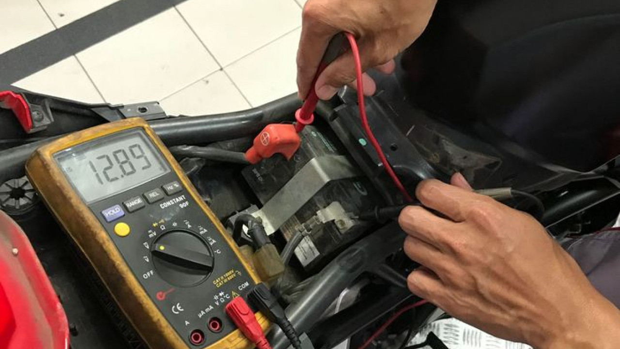 Begini Ciri Aki Motor Mulai Soak, Jangan Tunggu Mogok di Jalan