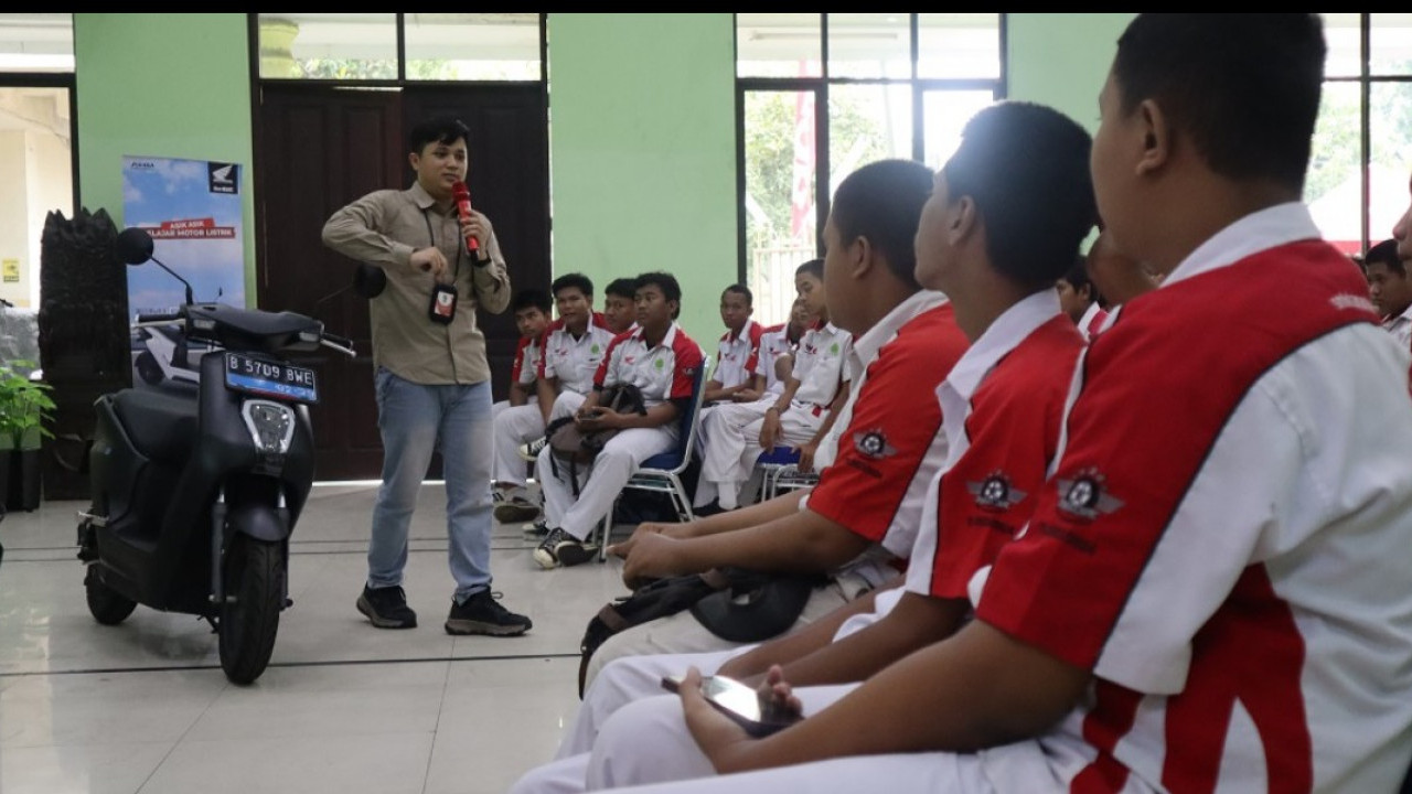 Program AHBI 2024 Tentang Edukasi Motor Listrik Di Selenggarakan di SMK Taman Siswa 2 Jakarta