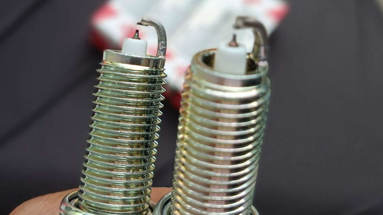 Perbedaan Busi Iridium vs Busi Biasa: Mana yang Lebih Bagus?