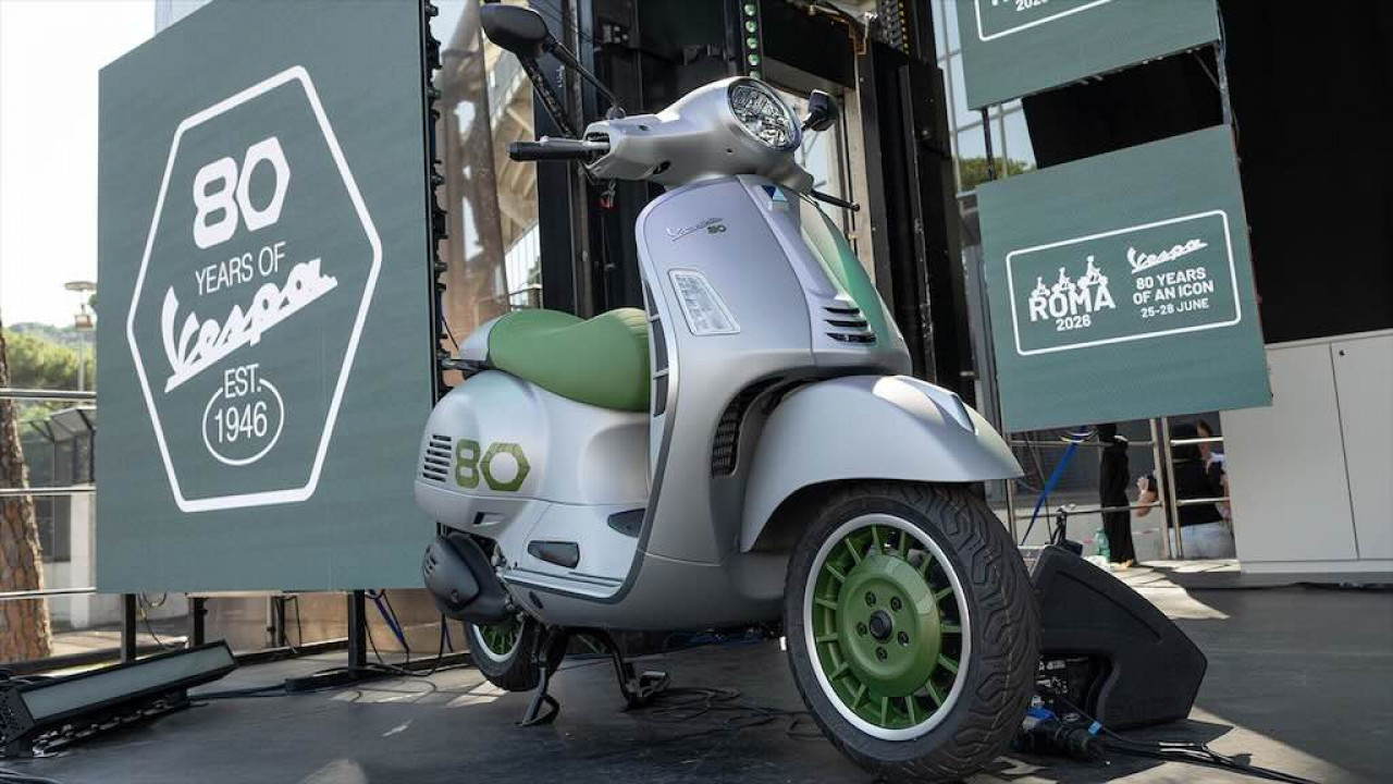 Vespa Edizione Ottantesimo Berbasis GTS 310, Skuter Edisi Terbatas Perayaan 80 Tahun