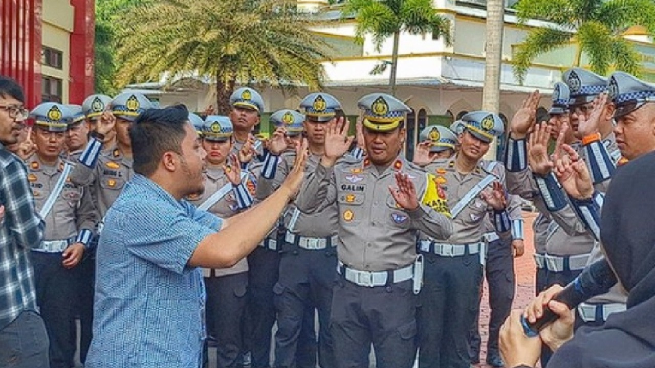 Satlantas Polresta Bandung Bantu Disabilitas dengan Pelatihan Bahasa Isyarat dan Helm Khusus