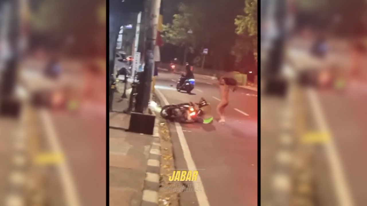 Viral! Pemotor Dihajar Pria Diduga ODGJ di Tengah Jalan Lenteng Agung