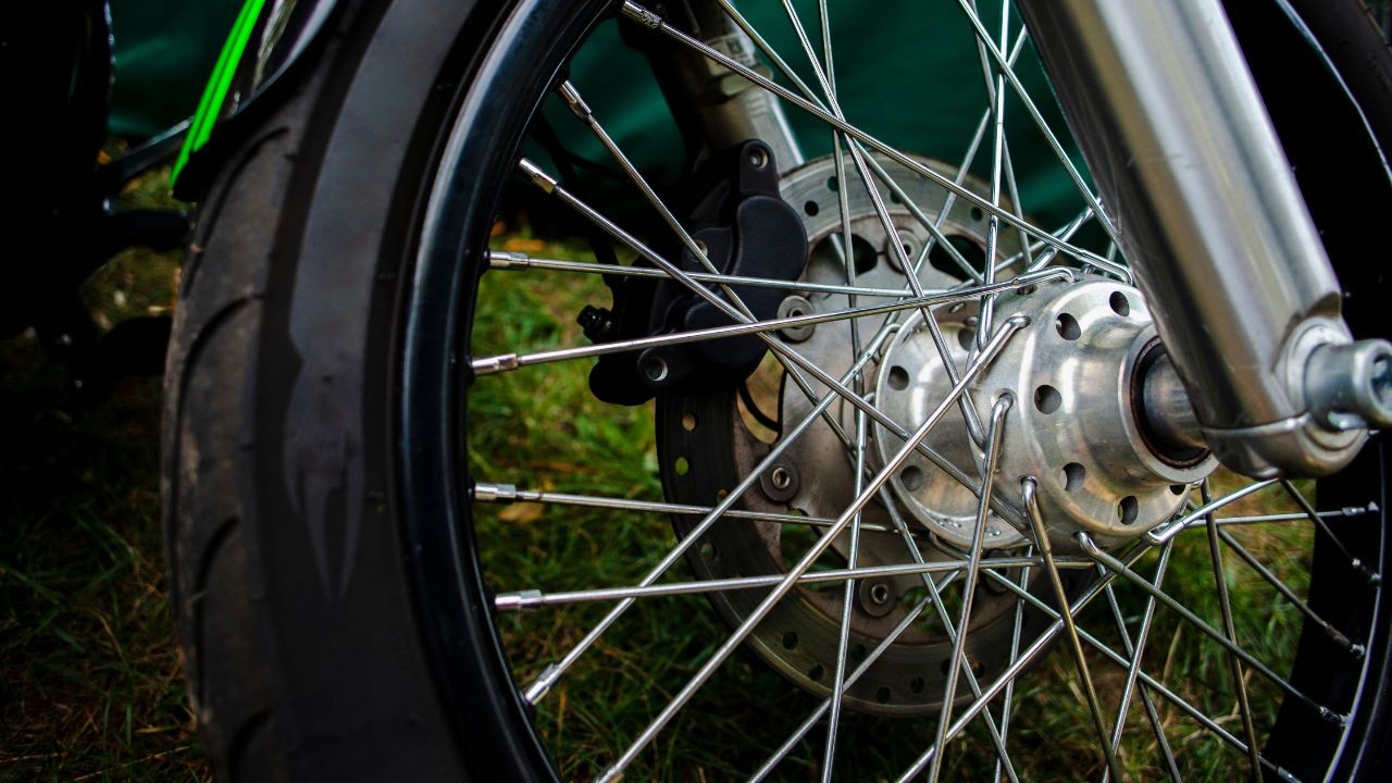 JANGAN KEBLINDING PRAKTIS! Cairan Anti Bocor Ban Motor Ternyata 'Racun' Silent Killer buat Velg & Dompet Kamu! Bikers Wajib Baca!