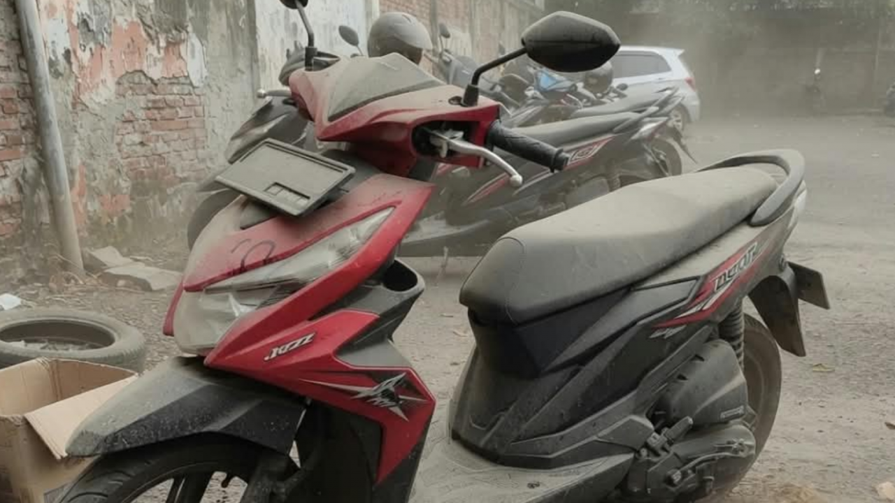 Abu Vulkanik Menempel di Bodi Motor? Ini Cara Membersihkannya Tanpa Merusak Cat