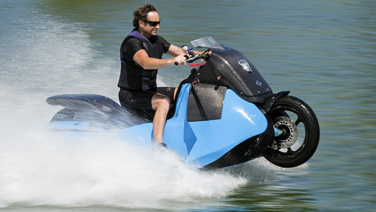 Bukan Cuma Film, Ternyata Ada Motor yang Bisa Jalan di Air