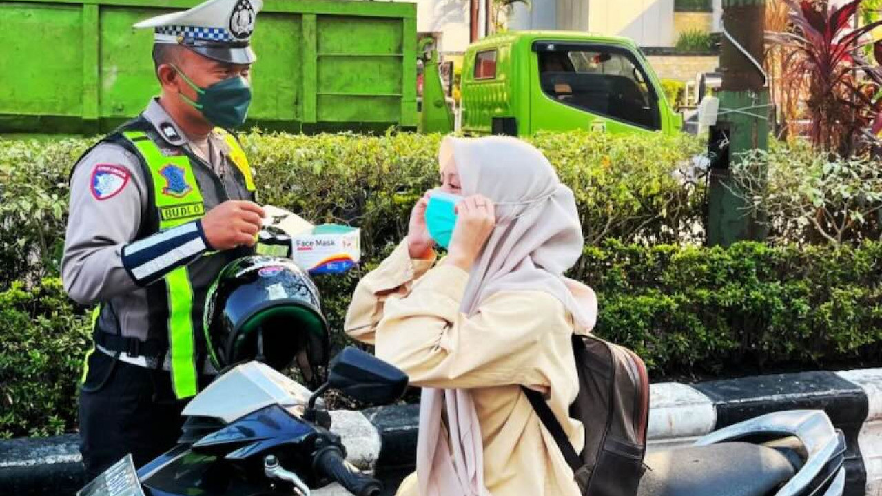 Satlantas Banjarmasin Bagikan Masker dan Edukasi Keselamatan di Tengah Kabut Asap