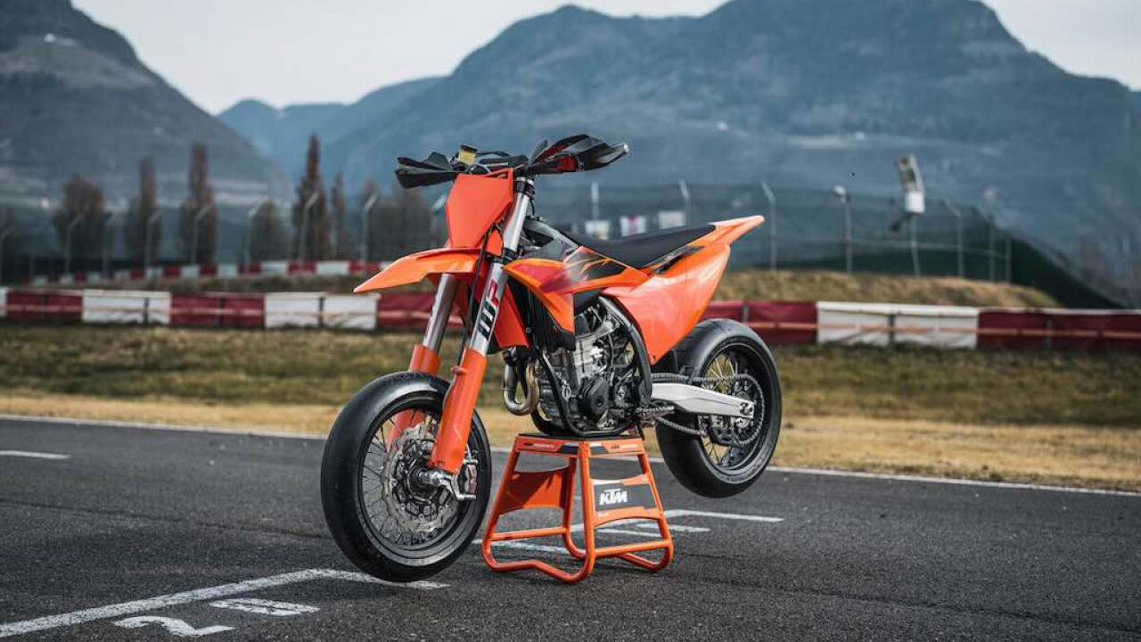 KTM 450 SMR 2027 Tampil Lebih Agresif, Siap Menghadapi Lintasan Supermoto