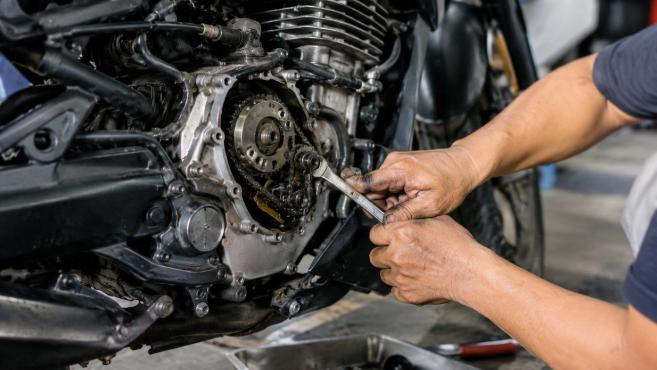 Mesin Motor Bunyi 'Klotok-Klotok' Saat Langsam? Jangan Tunggu Parah, Cek Bagian Ini