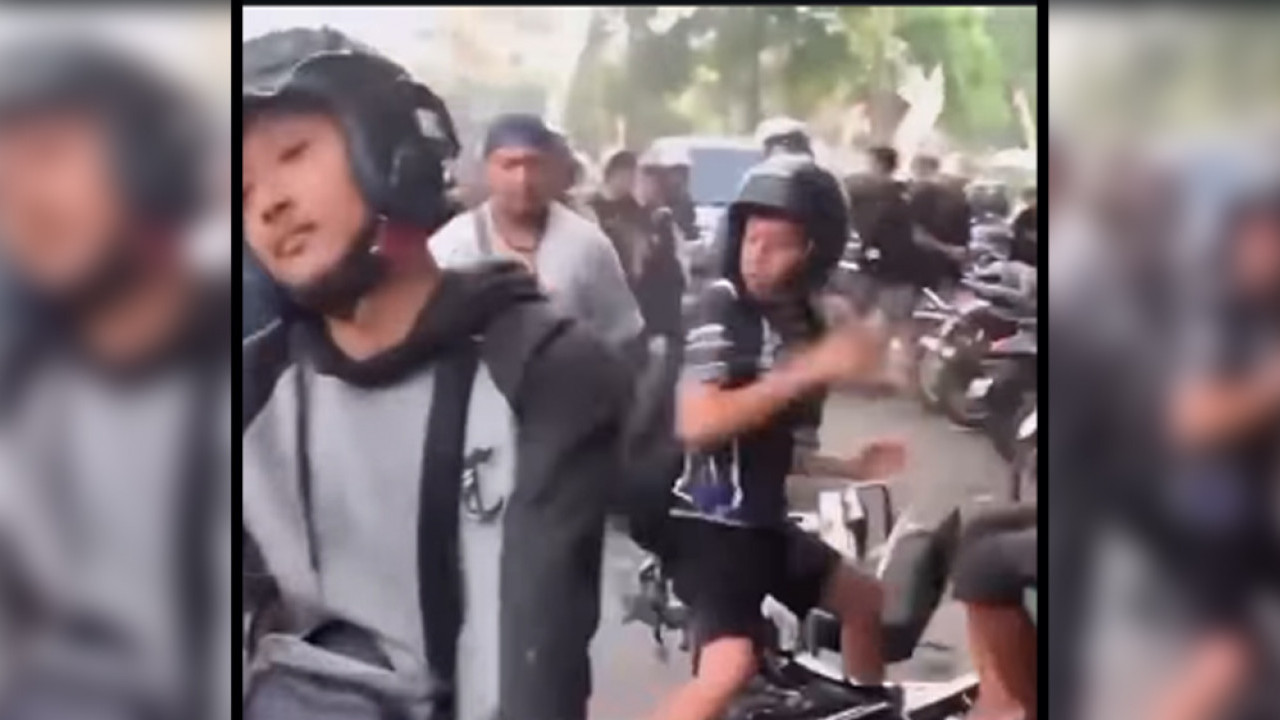 Sesuai Harapan Netizen! Geber Motor Keras-keras, Pengendara Ini Dipukul oleh Pengguna Jalan hingga Terjatuh