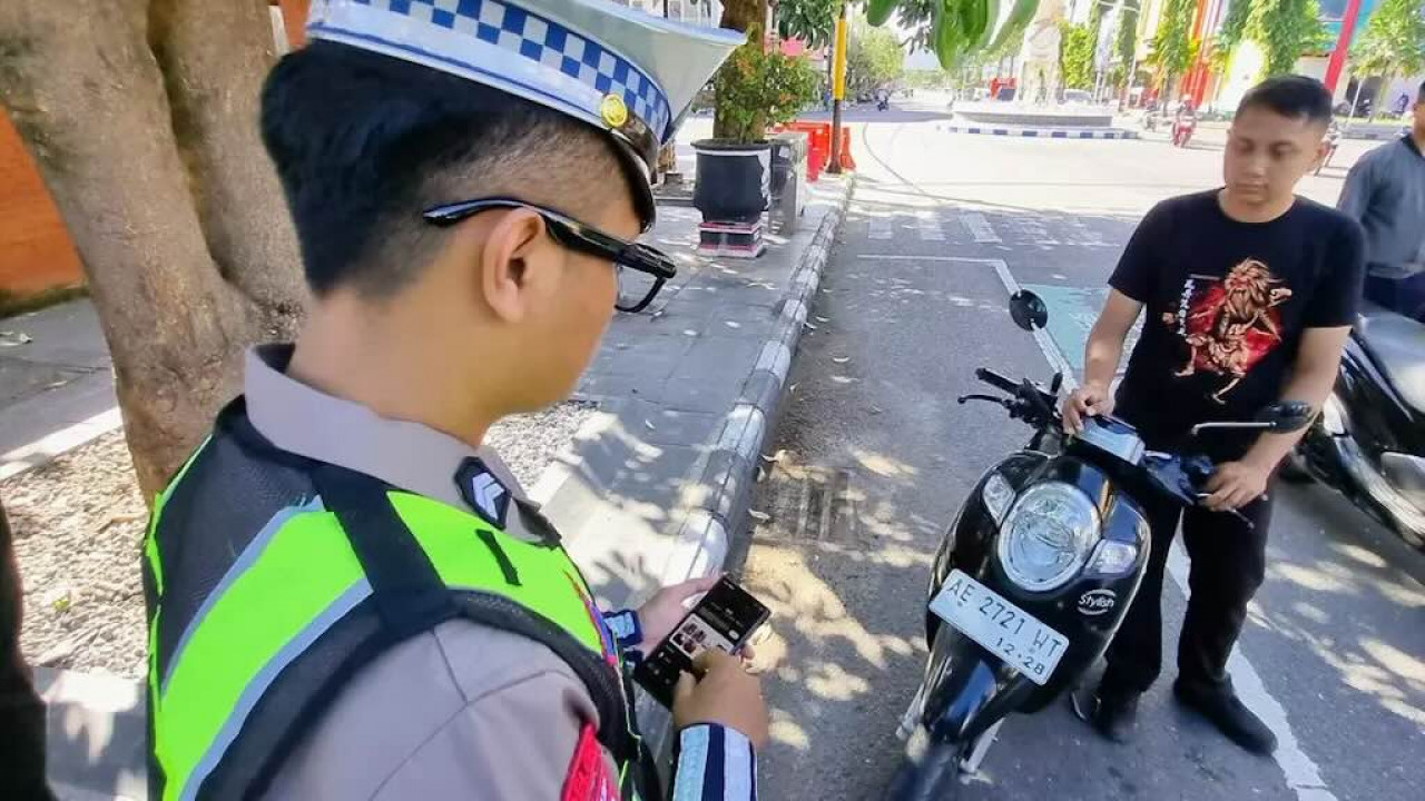 Makin Canggih! Satlantas Ponorogo Operasikan Kacamata Pintar ETLE untuk Incar Pelanggar
