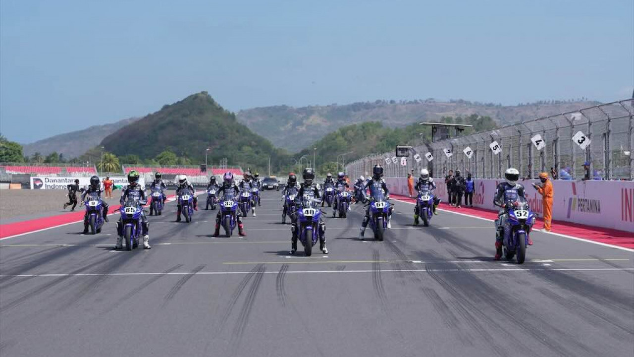 Rayakan Satu Dekade di Mandalika, Race 1 Idemitsu bLU cRU Yamaha Sunday Race 2026 Berlangsung Sengit