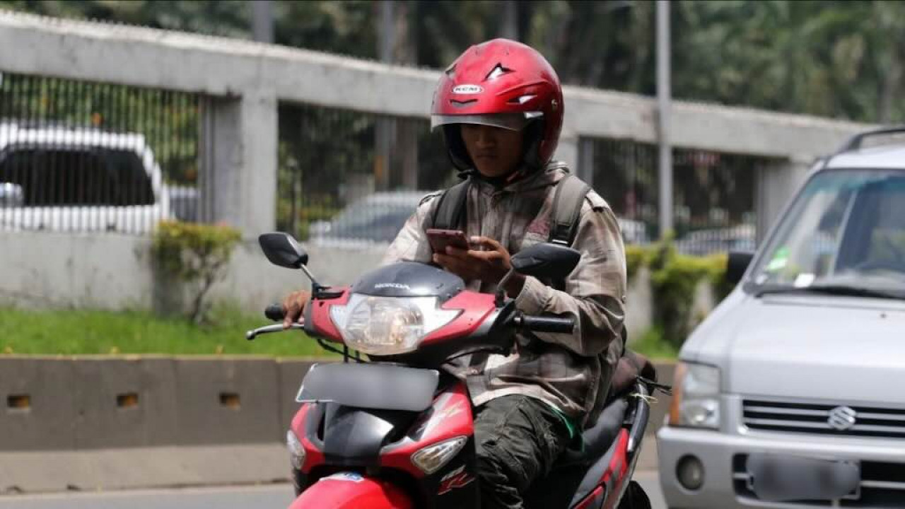 Jangan Main HP Saat Berkendara, Fokus Terganggu dan Respons Jadi Lebih Lambat