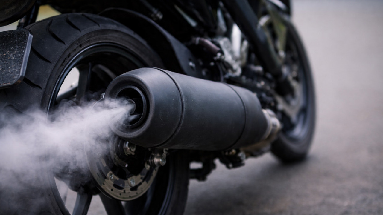 Knalpot Motor Sering Nembak Saat Lepas Gas? Ini Penyebab Utama dan Cara Mengatasinya