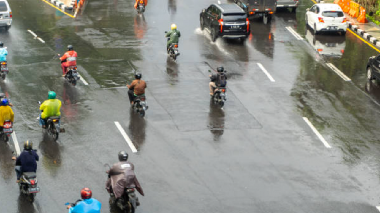 Biar Gak Gampang Slip, Bikers Wajib Kuasai 4 Teknik Pengereman Motor Matic di Jalan Licin