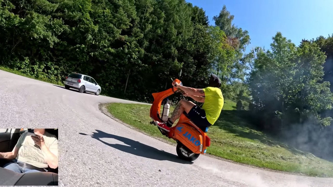 Nekat dan Unik, Pria Ini Bawa Vespa Tanpa Roda Depan Melewati Gunung dengan Mata Ditutup