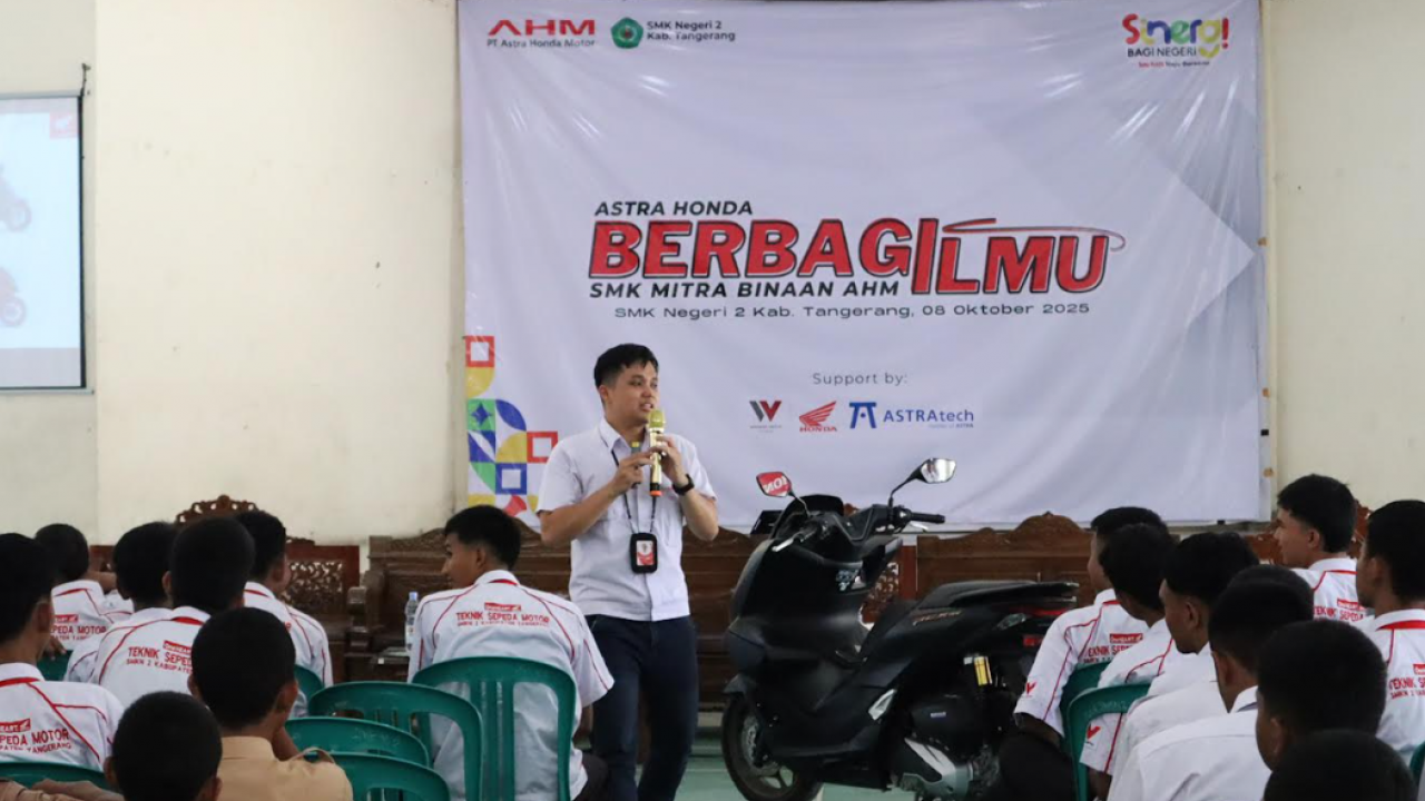 Astra Honda Berbagi Ilmu, Ajak Siswa SMKN 2 Tangerang Bedah Teknologi New Honda PCX 160