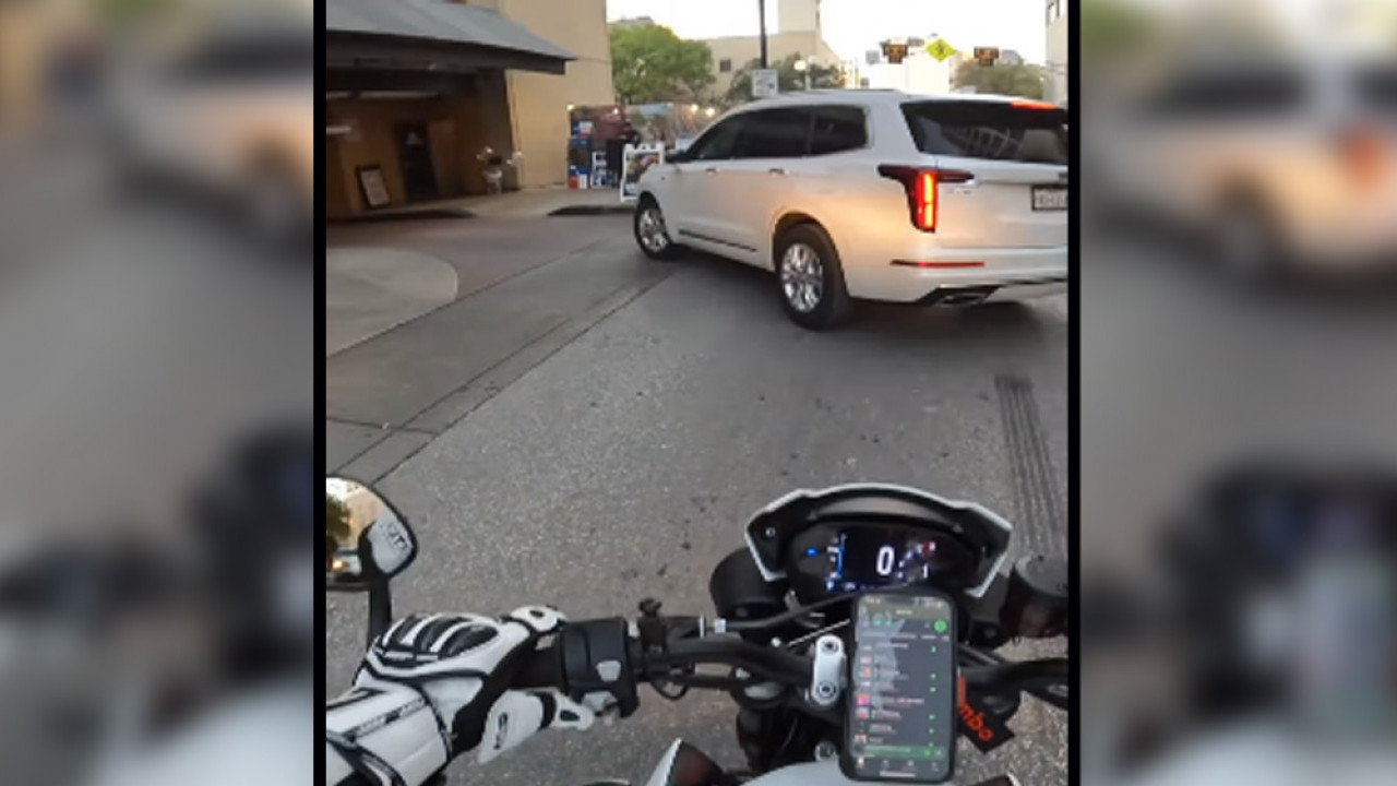 'Karma Instan' Paling Memuaskan! Potong Jalan Moge Triumph, Pengemudi Mobil Langsung  'Disambar' Polisi di Depan Mata