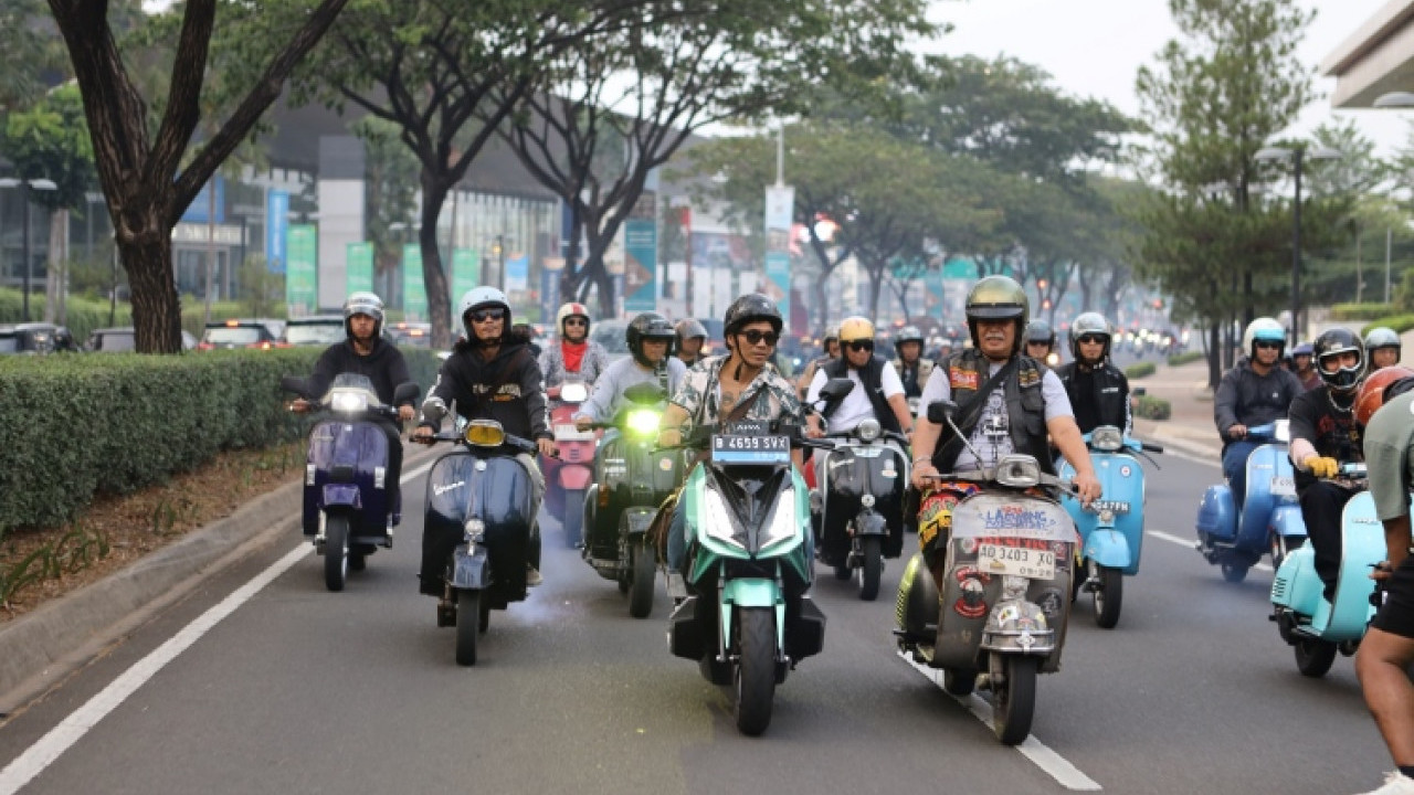 Kaka Slank Pimpin Ratusan Pecinta Skuter Riding Bareng ke IMOS 2024