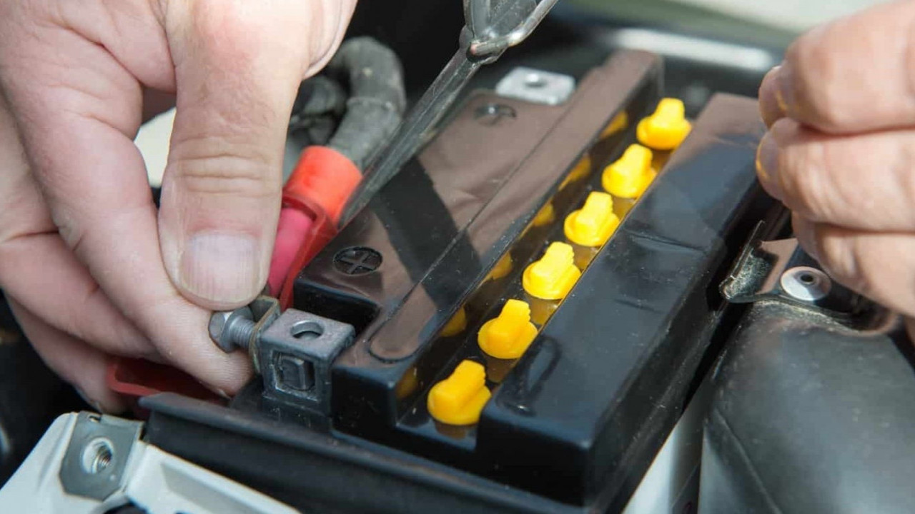 Begini Cara Aman Melepas dan Memasang Aki Motor, Jangan Sampai Salah Urutan