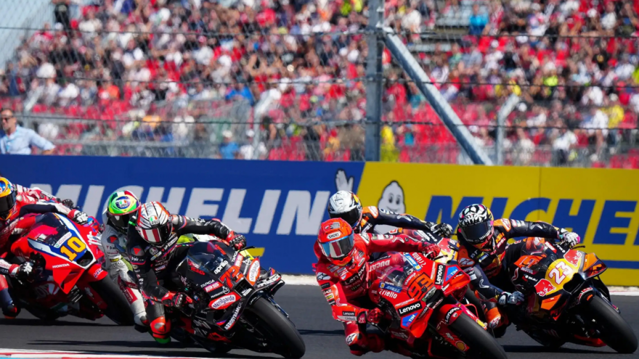 Aturan Baru MotoGP 2026: FIM Larang Pembalap Nyalakan Motor di Area Run-Off Usai Terjatuh, Ini Alasannya