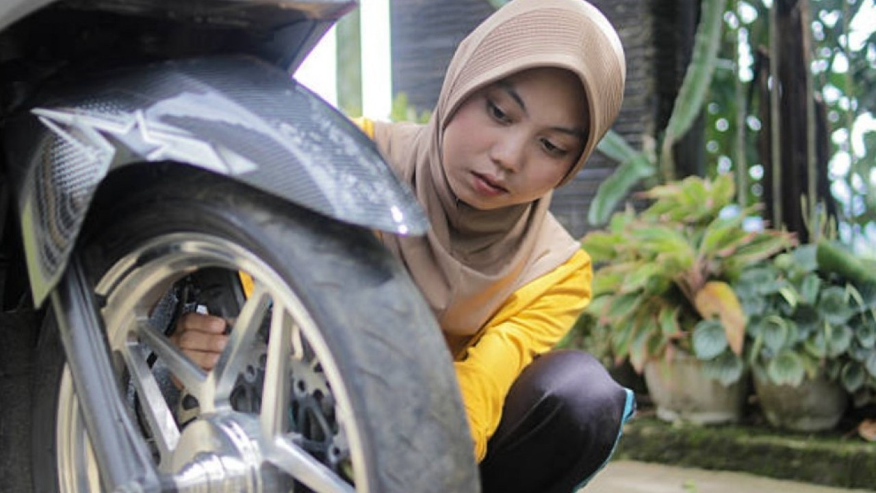 Perempuan Wajib Tahu, Ini 10 Tips Dasar Perawatan Motor Supaya Gak Gampang Masuk Bengkel