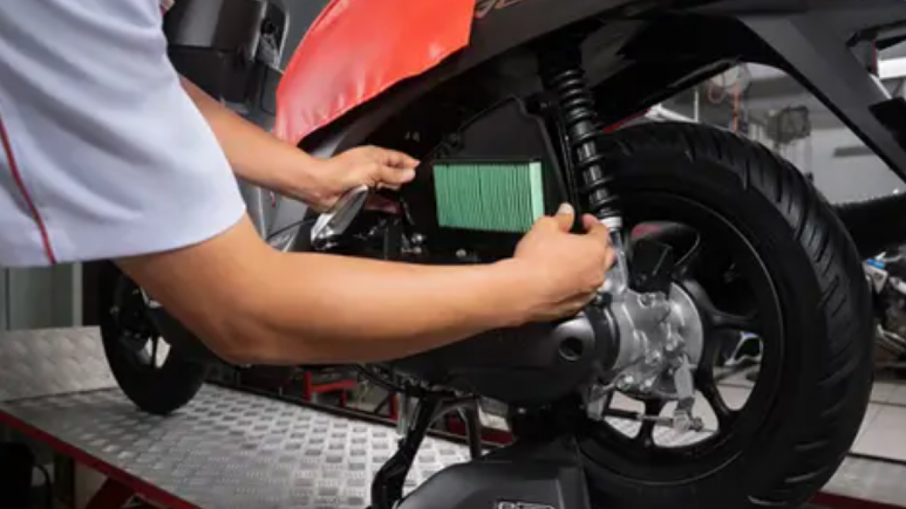 Biar Motor Tetap Bertenaga, Begini Cara Rawat Air Filter Motor Saat Musim Hujan