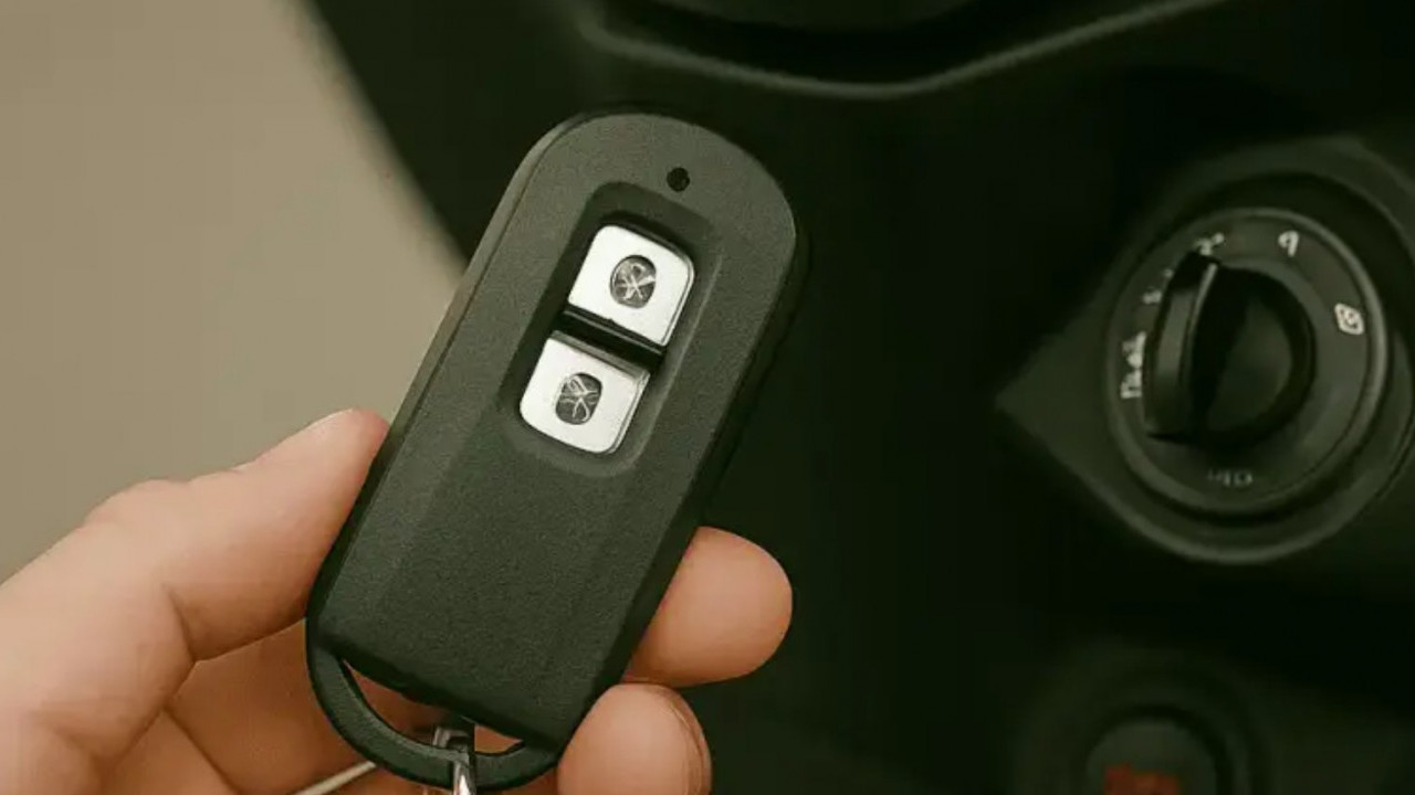 Pelat Silver Ini Ternyata Kunci Rahasia Motor Keyless Saat Darurat