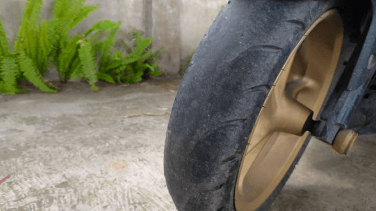 Jangan Tunggu Sampai Botak! Ini 4 Tanda Ban Motor Harus Segera Diganti