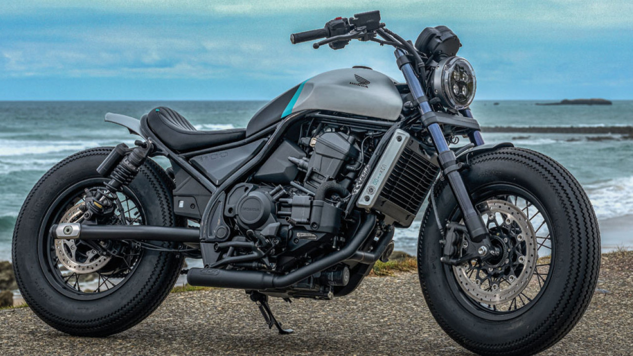 Ganteng Maksimal! Honda Rebel CMX500 Bobber Jadi Cruiser Kalem Bernuansa Bad Boy