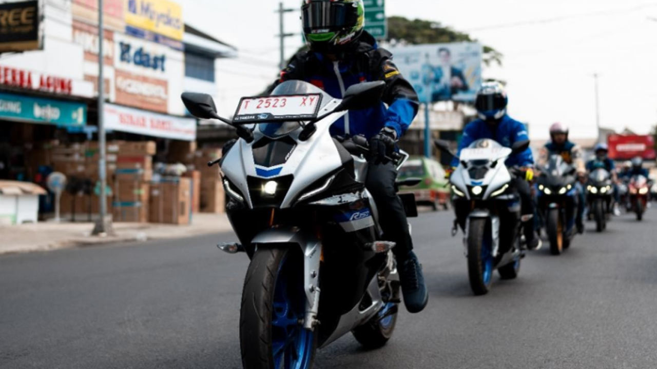 Keseruan Event bLU cRU Riding Experience di Subang, Jajal R15 Connected Bareng Pembalap Yamaha Racing Indonesia!