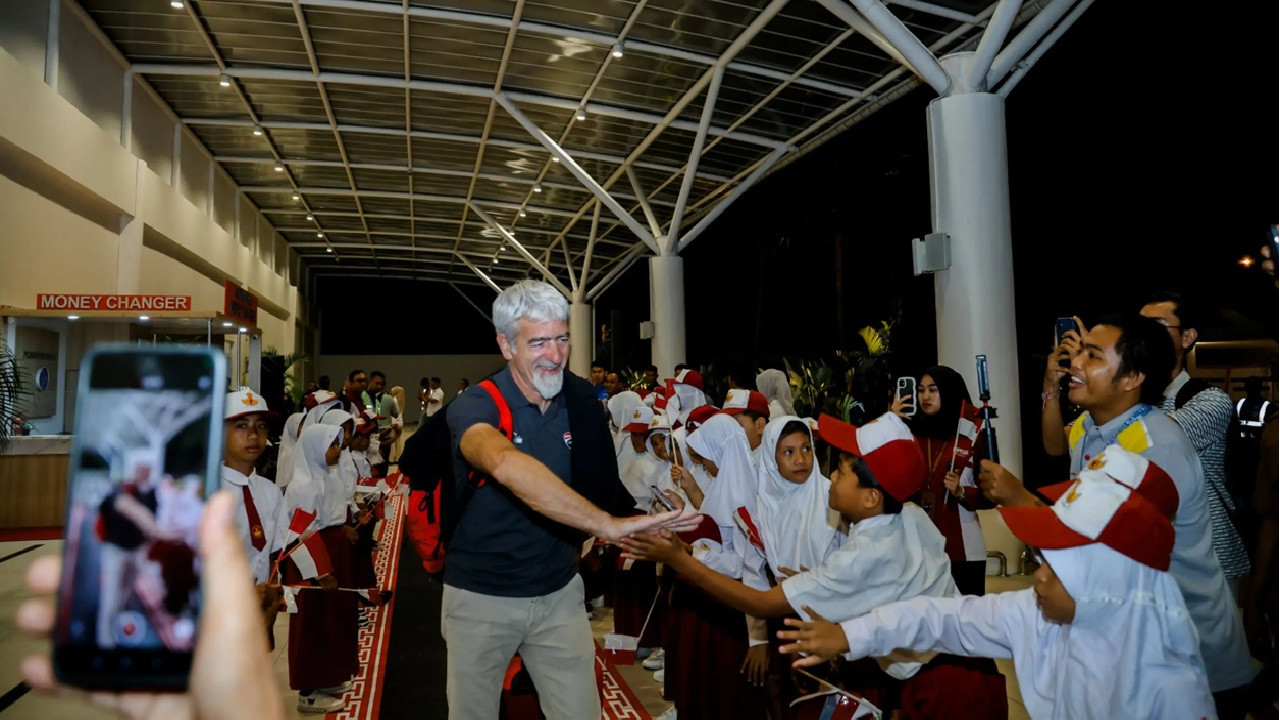 Tak Hanya Pembalap, Luigi Dall’Igna Hingga Ayah Marc Marquez Tiba di Lombok Sambut MotoGP Mandalika 2025