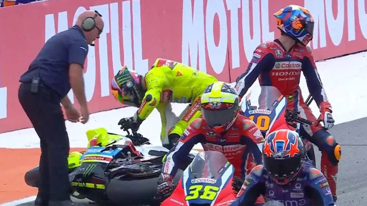 Lah! Belom Juga Balapan Morbidelli Malah Terjatuh dan Tabrak Espargaro