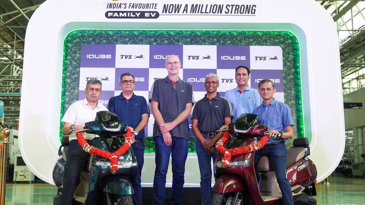 TVS iQube Tembus Produksi 1 Juta Unit di India, Jadi Skuter Listrik Terpopuler