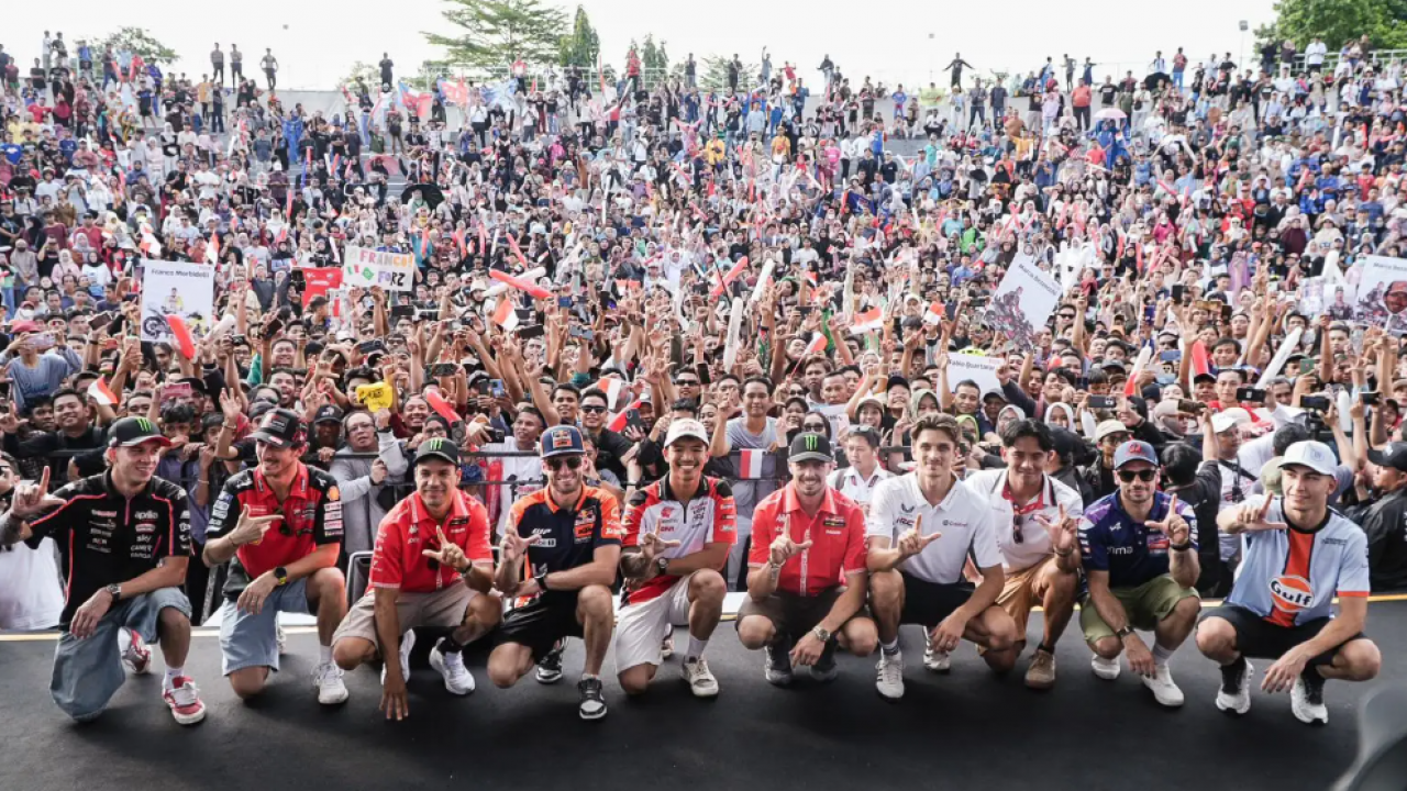 Keseruan Riders Parade MotoGP Mandalika 2025, Ribuan Warga Mataram Tumpah Ruah!