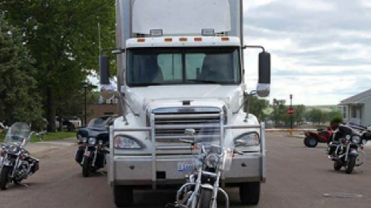 Jangan Asal Salahin Orang, Pemotor Wajib Kenali Titik Buta dari Truk agar Tidak Ditabrak