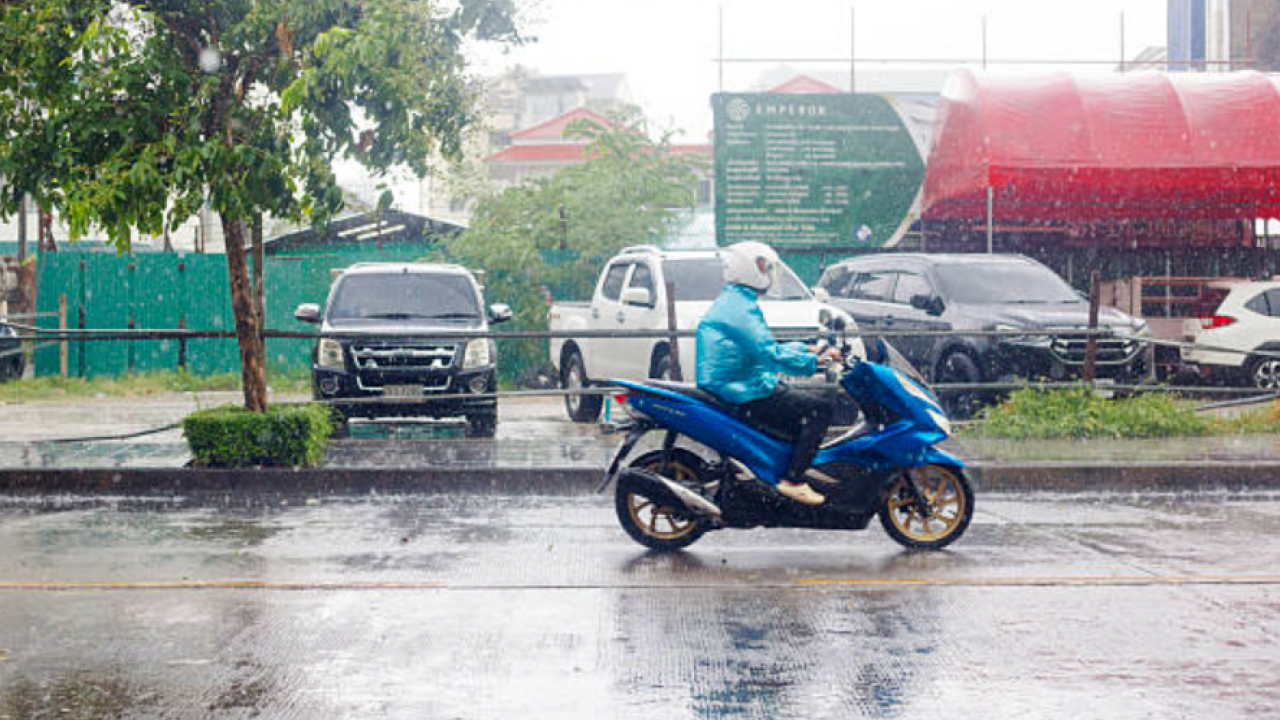 Kaca Helm Berembun Saat Hujan? Ini 4 Cara Ampuh Mengatasinya Agar Tetap Aman di Jalan