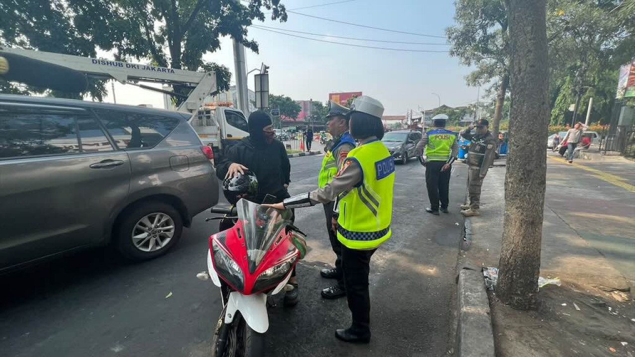 Bukan Cuma Soal Tilang, Ini Risiko Nyata Berkendara Motor Tanpa Spion