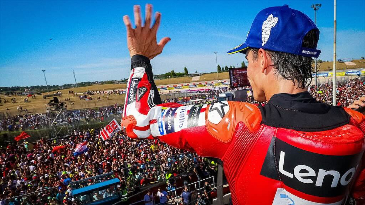 Kesalahan Bezzecchi Buka Jalan Marc Marquez Juara di MotoGP San Marino 2026, Puncak Klasemen Kembali Direbut